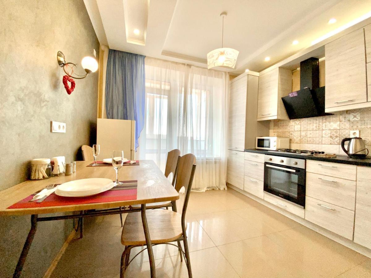 Apartpoltava: Spacious Two-Room Apartment with Secure Parking in City Center Exterior photo